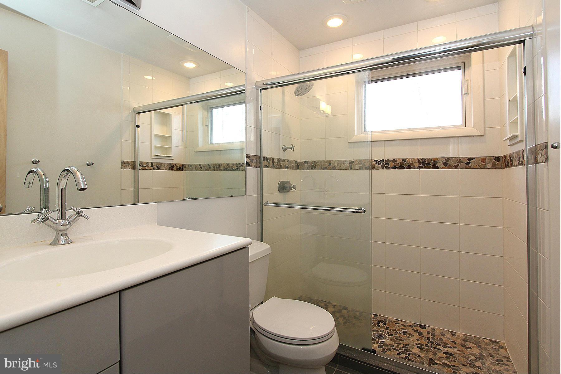 10315 Lloyd Road Potomac, MD 20854 - Photo 26 of 30 Bath