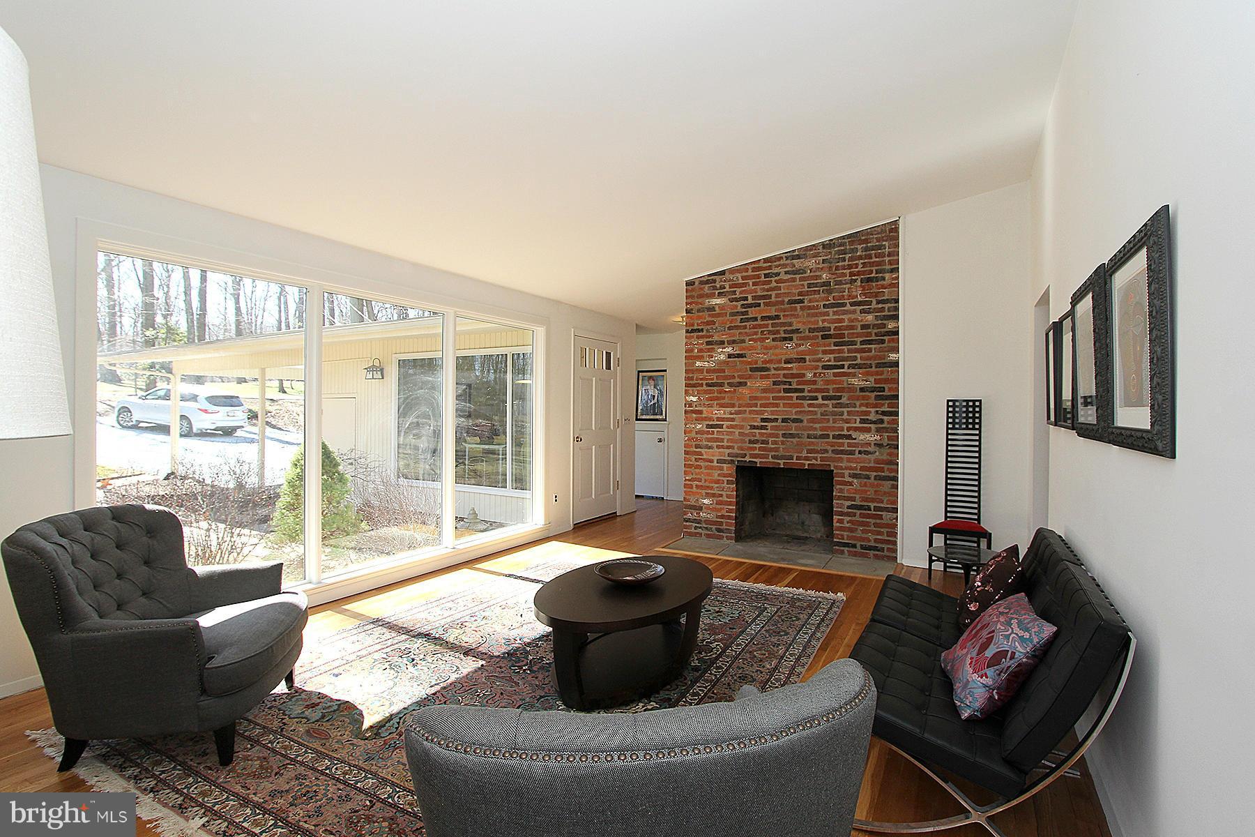 10315 Lloyd Road Potomac, MD 20854 - Photo 4 of 30 Family Room