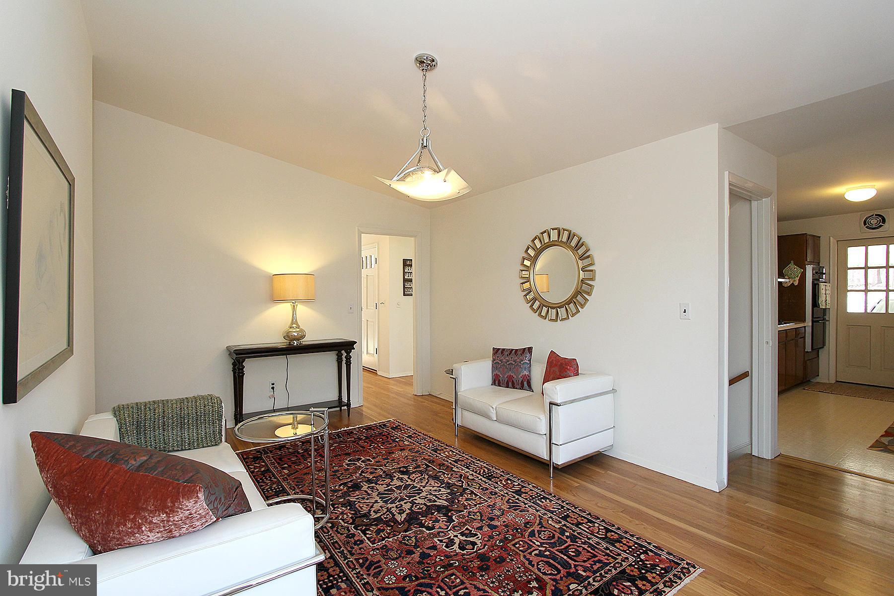 10315 Lloyd Road Potomac, MD 20854 - Photo 5 of 30 Family Room