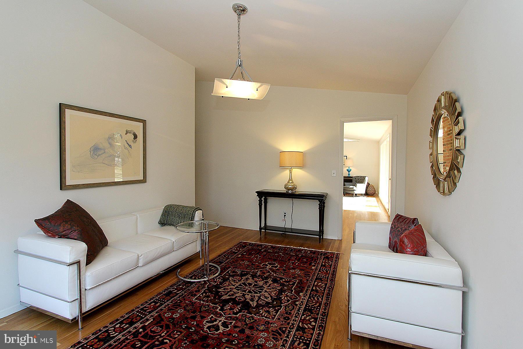 10315 Lloyd Road Potomac, MD 20854 - Photo 10 of 30 Living Room