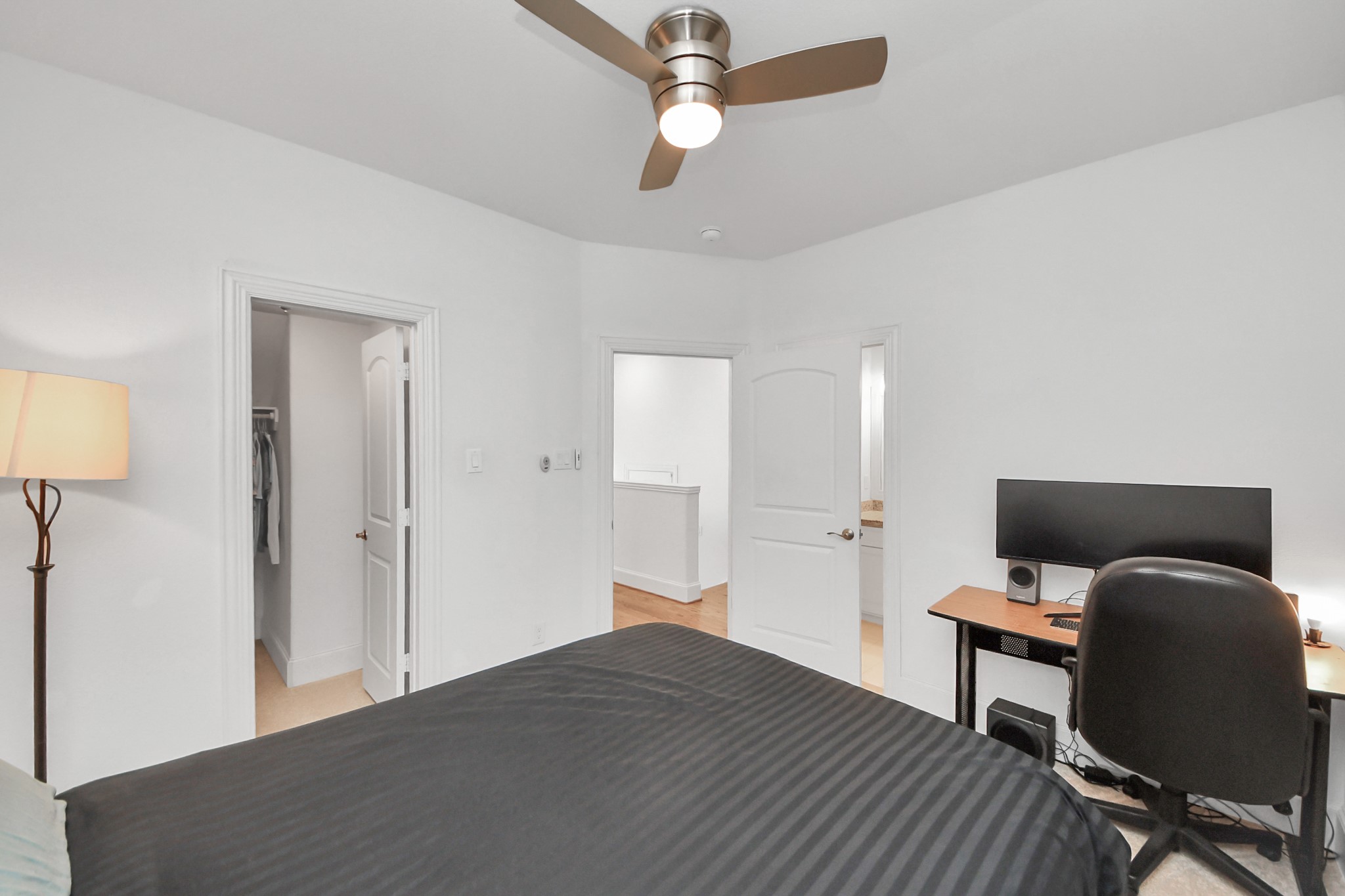 1628 West 24th Street Houston, TX 77008 - Photo 10 of 41 The first-floor secondary suite, featuring a spacious walk-in closet and an attached full bath.