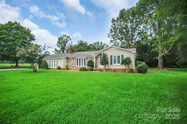 a view of a house with backyard and garden