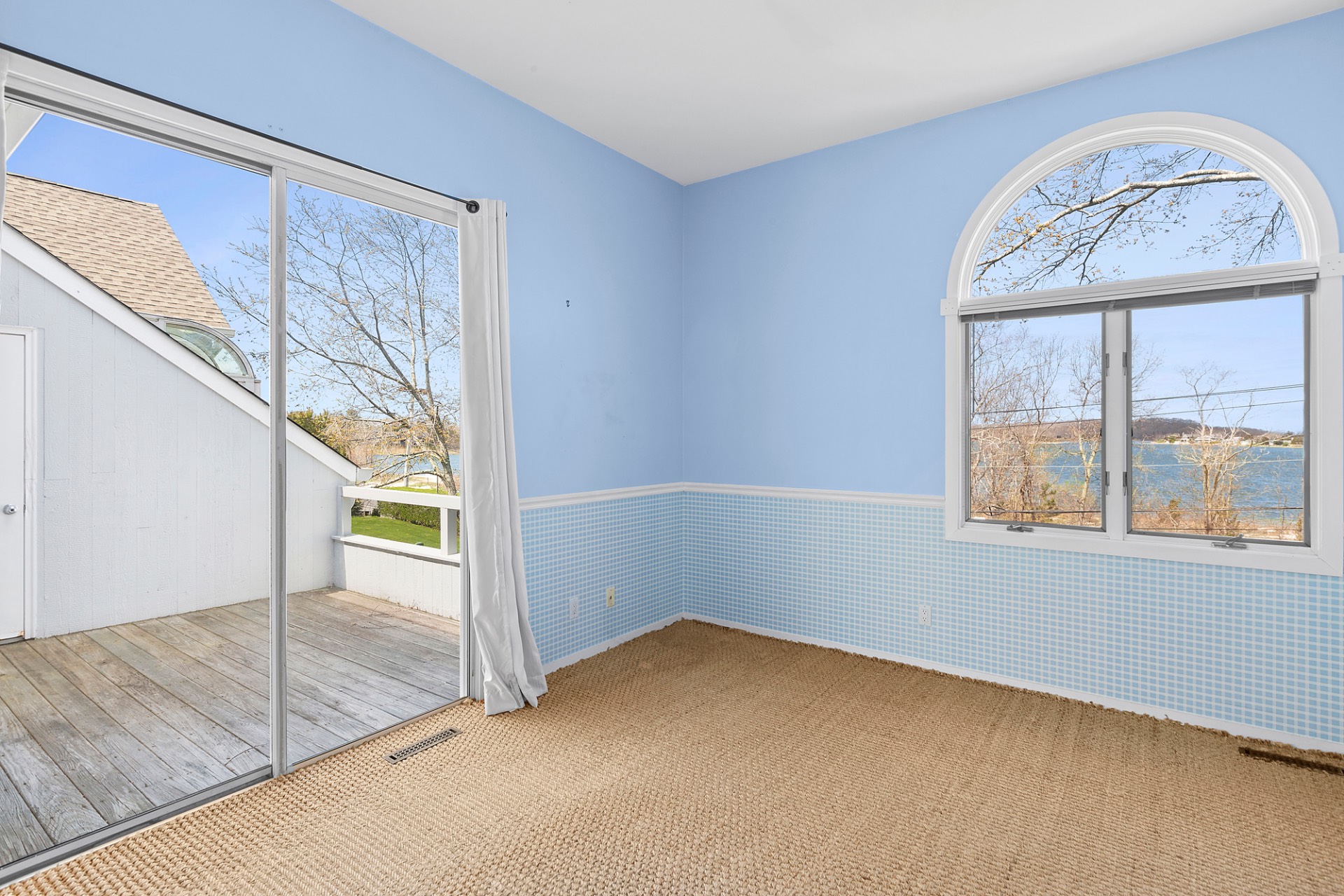 400 Noyack Road, Unit B6 Southampton, NY 11968 - Photo 9 of 12 an empty room with a window