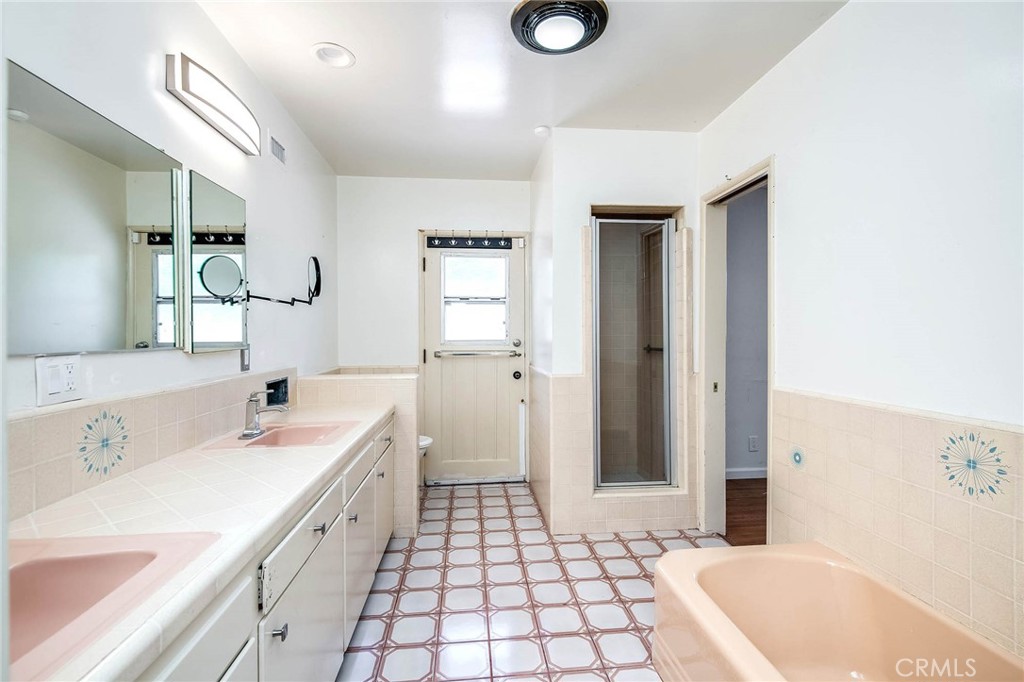 16258 Bertella Drive Encino, CA 91436 - Photo 25 of 45 a spacious bathroom with a bathtub sink and mirror