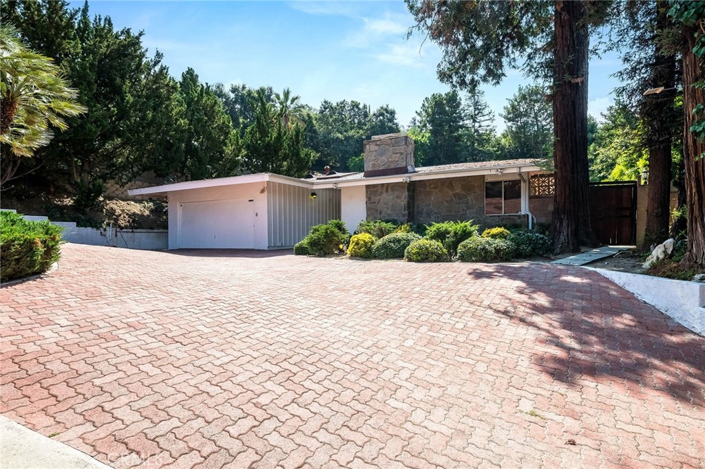 16258 Bertella Drive Encino, CA 91436 - Photo 5 of 45 a view of a backyard