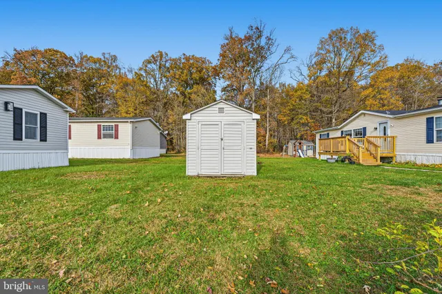 a view of front of house with yard