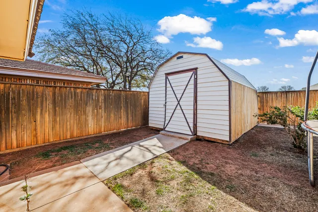 a view of backyard with a barn