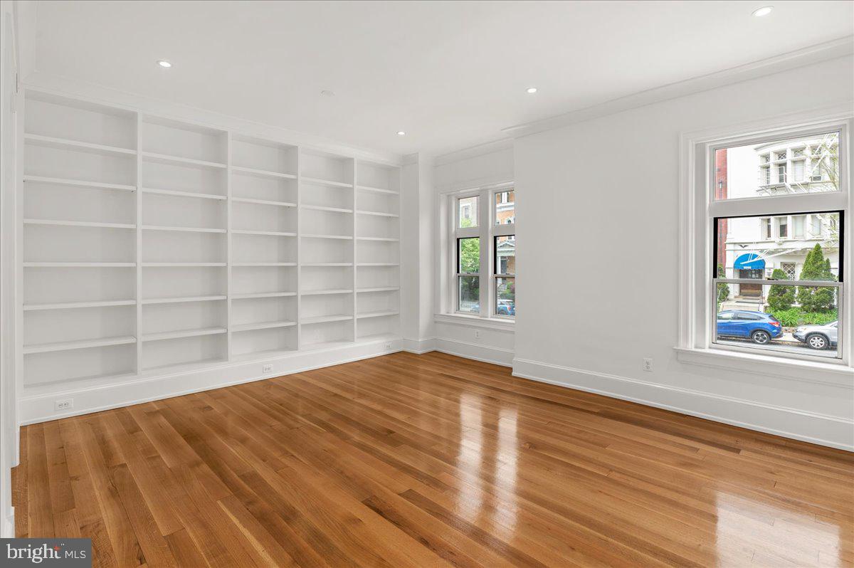 2006 Columbia Road Northwest, Unit 5 Washington, DC 20009 - Photo 17 of 41 Spacious and bright living room