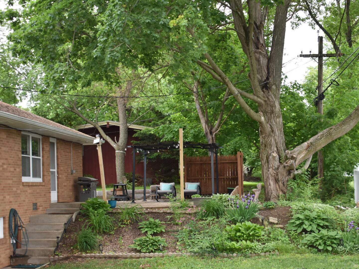 405 Prairie Court Streator, IL 61364 - Photo 15 of 16 a house view with a sitting space and garden view