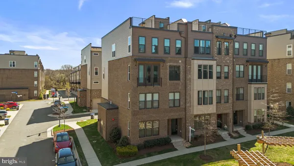 $700,000 | 14420 Beckett Glen Circle, Unit 902, Chantilly, VA 20151