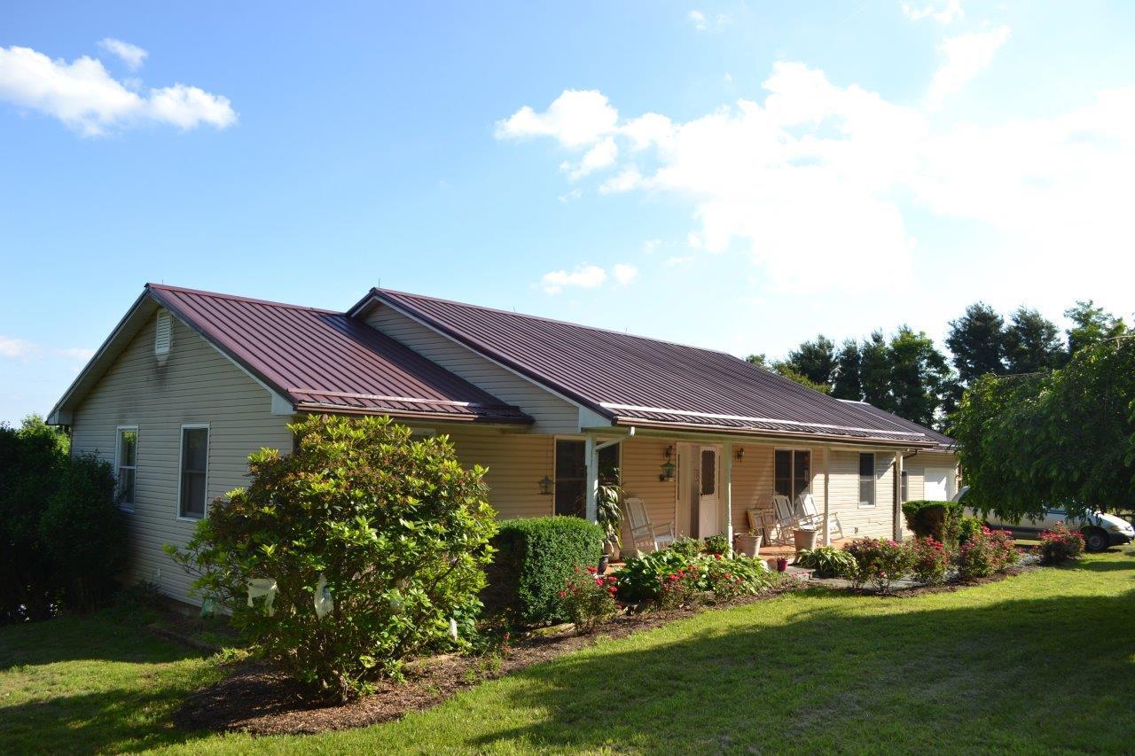 289 Radford Road Southeast Floyd, VA 24091 - Photo 4 of 32 a front view of a house with a garden and plants