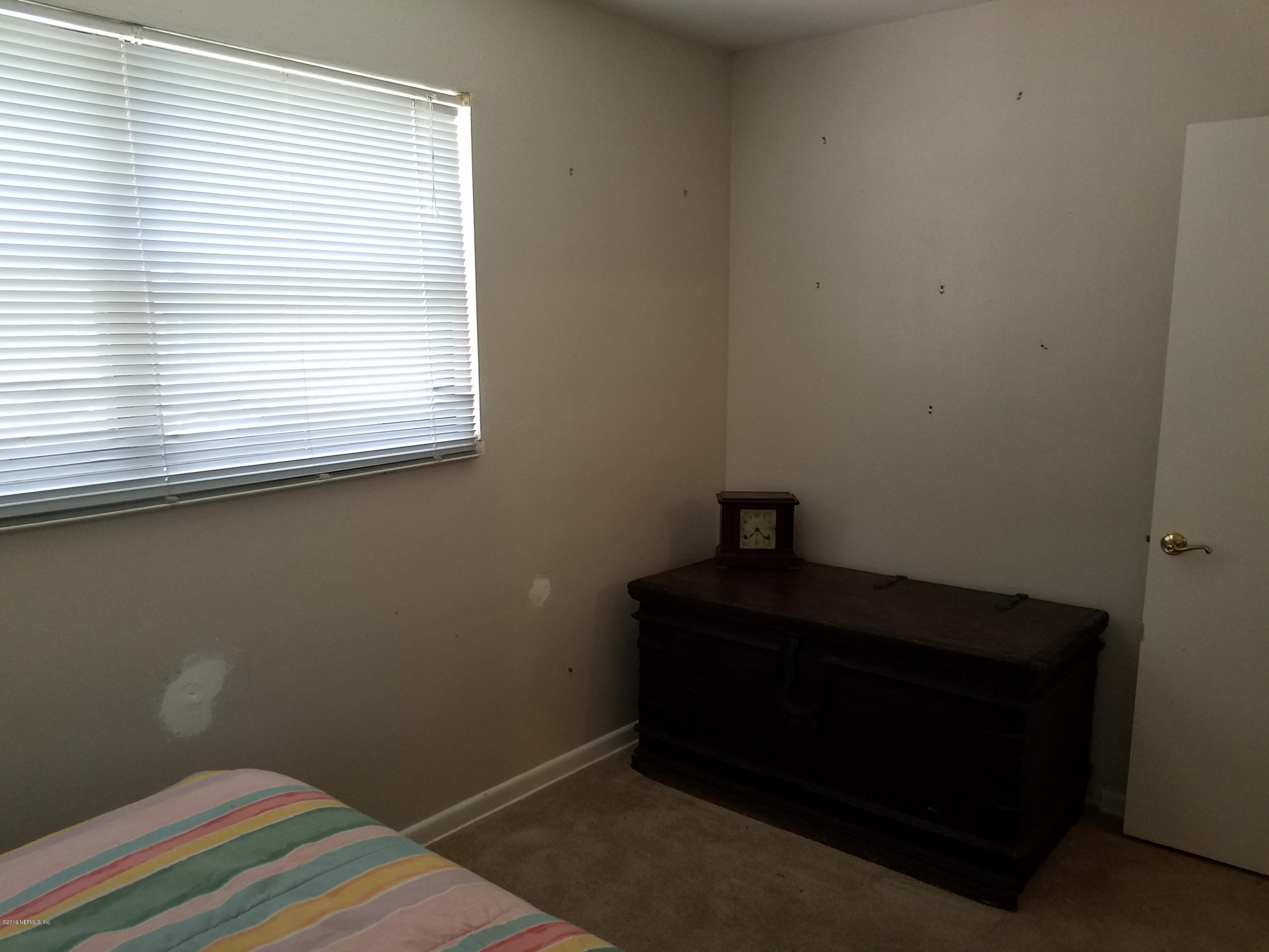 214 Southwest 40th Street Gainesville, FL 32607 - Photo 13 of 68 a room that has a window in it