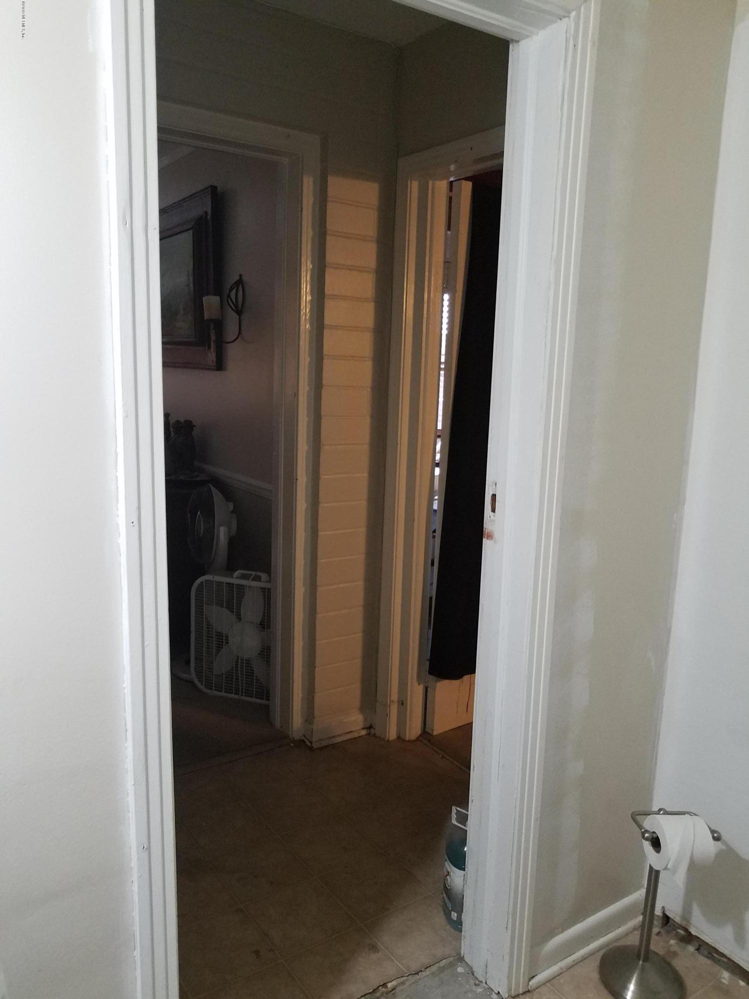 214 Southwest 40th Street Gainesville, FL 32607 - Photo 19 of 68 20190425_3rdBathRm03