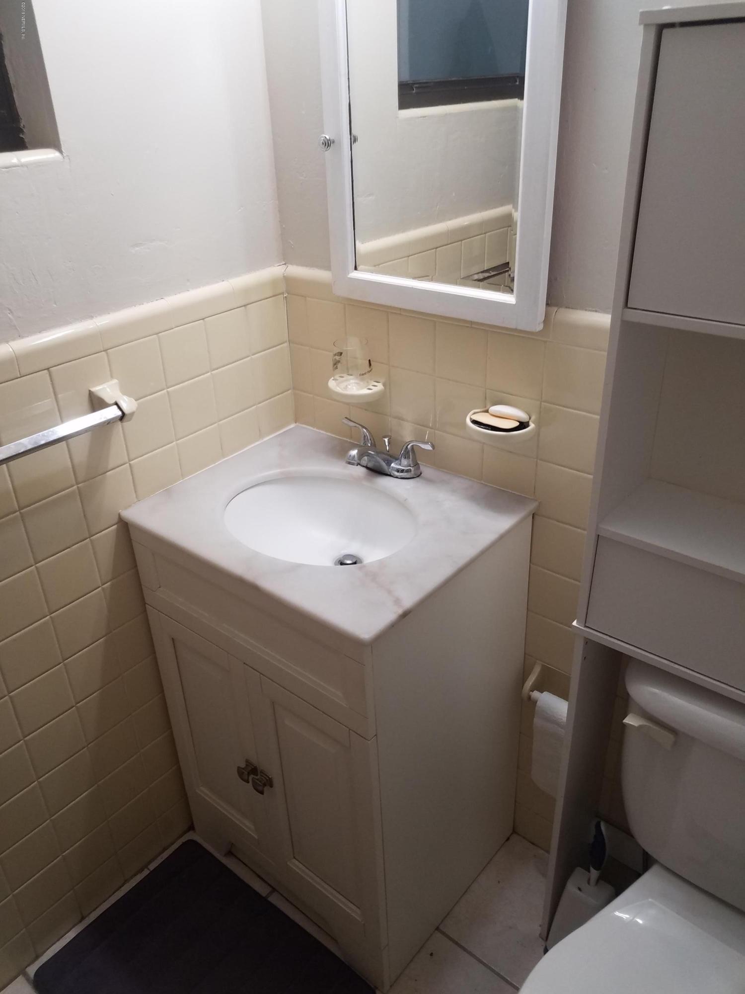 214 Southwest 40th Street Gainesville, FL 32607 - Photo 60 of 68 a bathroom with a sink and a toilet