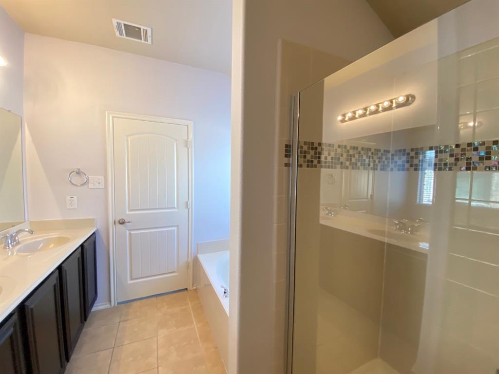 148 Meadow Crest Drive Princeton, TX 75407 - Photo 11 of 18 a bathroom with a mirror