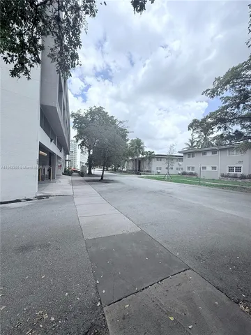 a view of livingroom with furniture