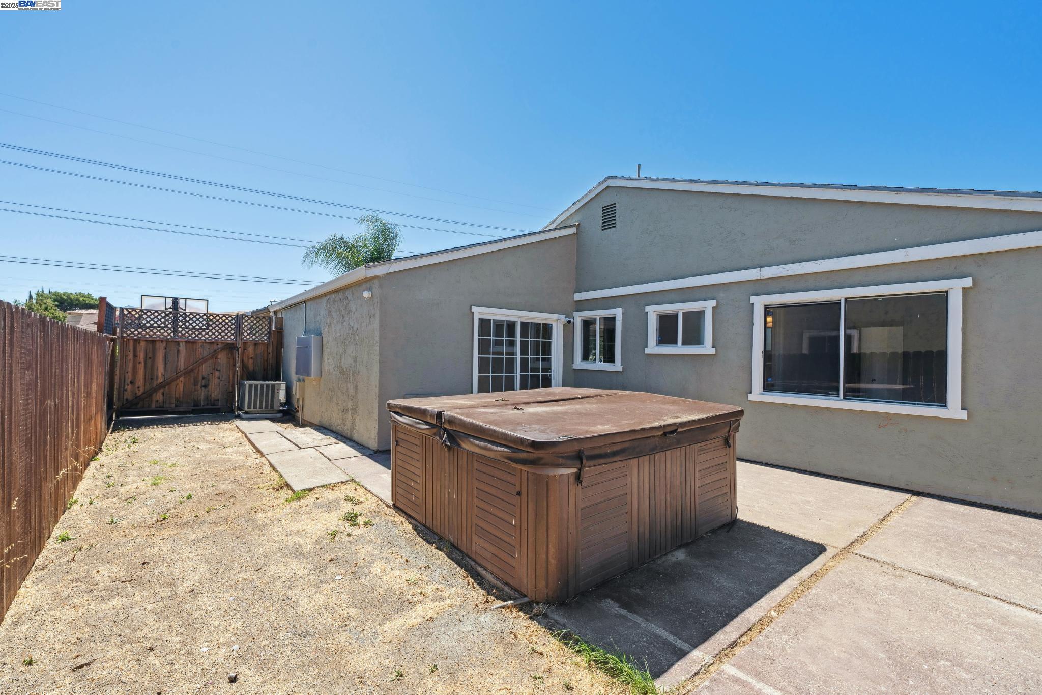 148 Spinnaker Pittsburg, CA 94565 - Photo 21 of 24 a bath tub sitting in front of a house