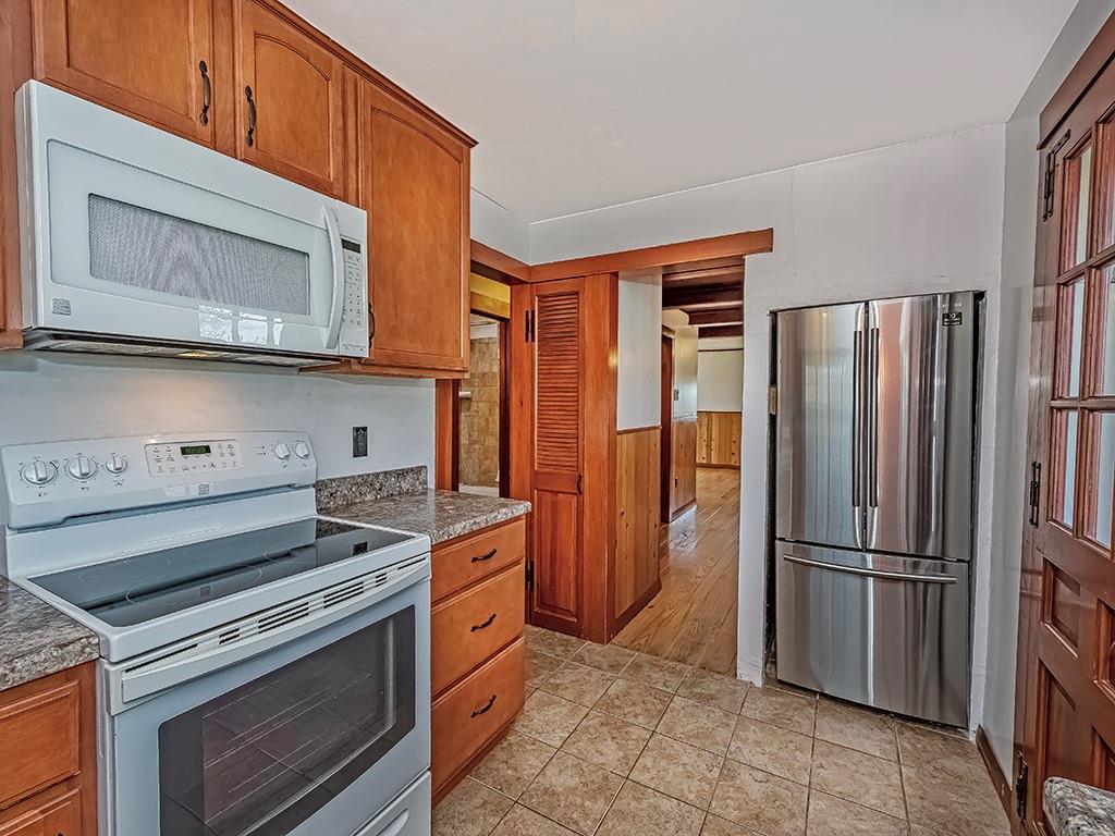 188 Thorn Run Road Butler, PA 16001 - Photo 7 of 25 a kitchen with a stove microwave and refrigerator