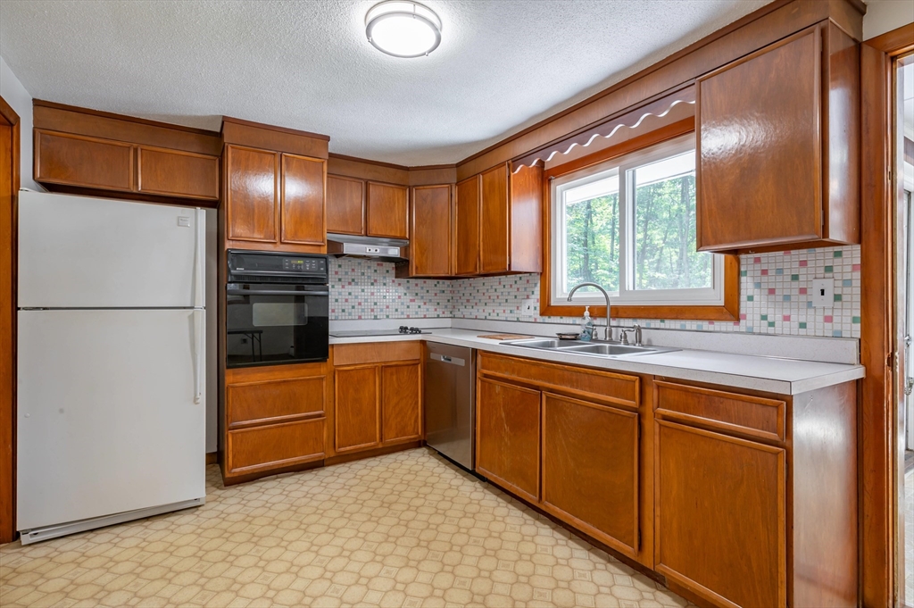 14 Roberts Road Wilmington, MA 01887 - Photo 8 of 29 Gallery Image 8