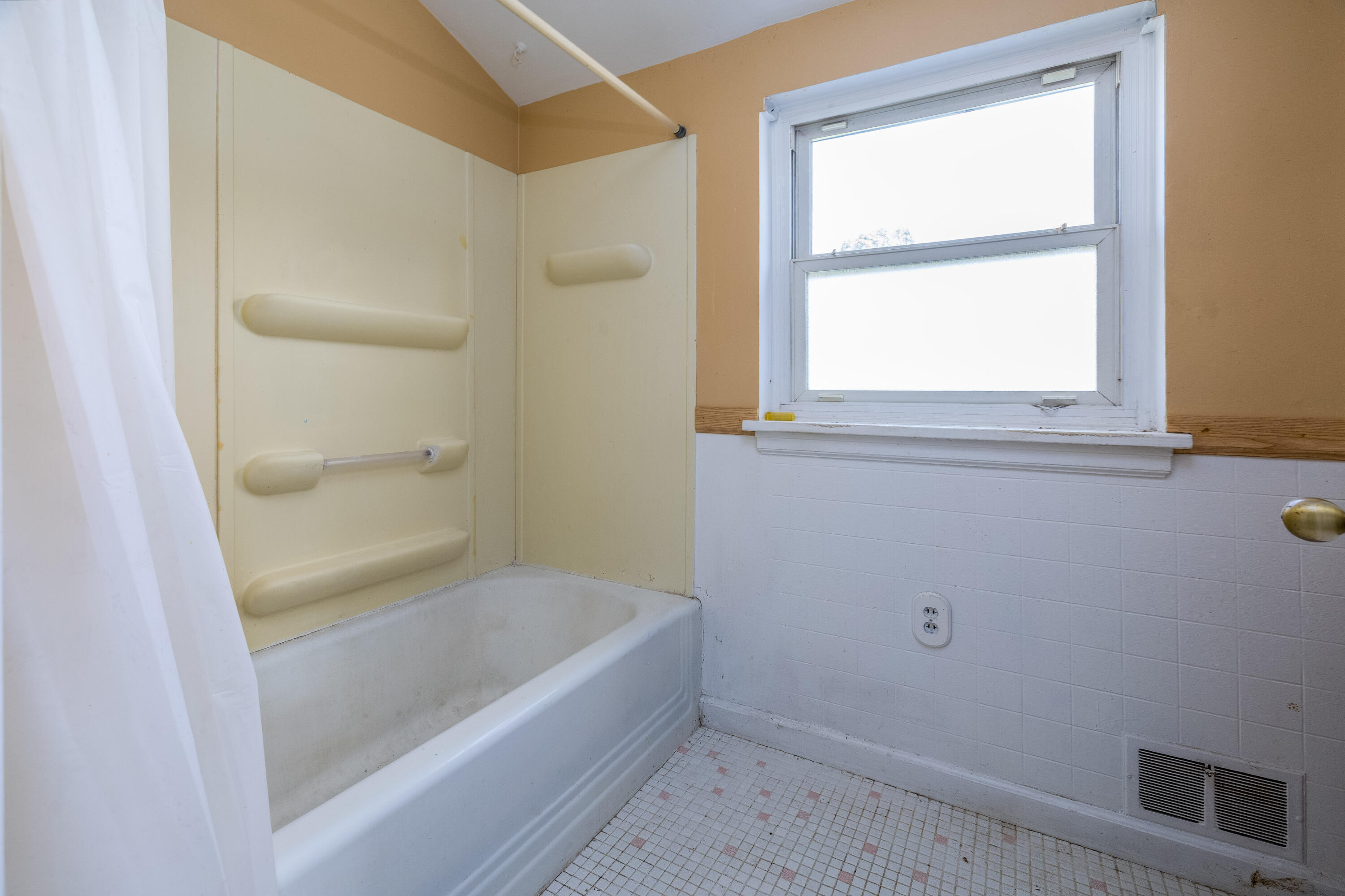 106 West Washington Street Kentland, IN 47951 - Photo 13 of 31 a bathroom with a bathtub and a shower