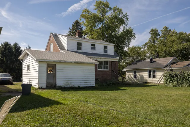 a view of a house with a yard