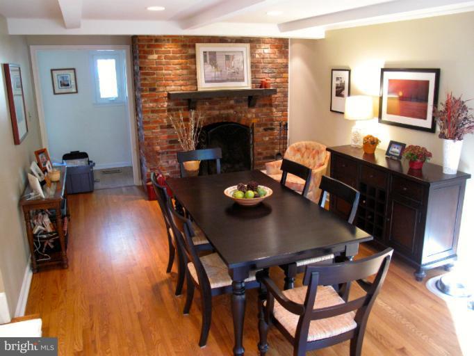 8715 Highgate Road Alexandria, VA 22308 - Photo 3 of 30 Dining Room