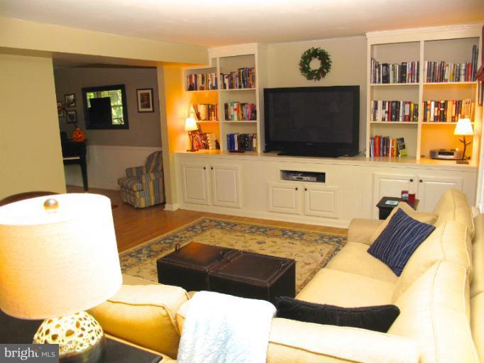 8715 Highgate Road Alexandria, VA 22308 - Photo 5 of 30 Family Room