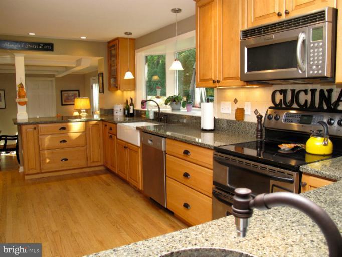 8715 Highgate Road Alexandria, VA 22308 - Photo 8 of 30 Kitchen