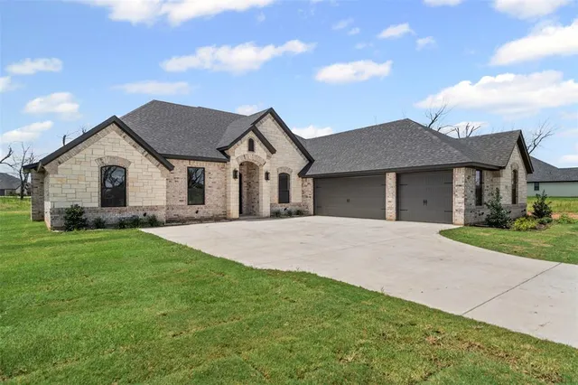 $579,888 | 2172 Middlewood Circle, Granbury, TX 76049
