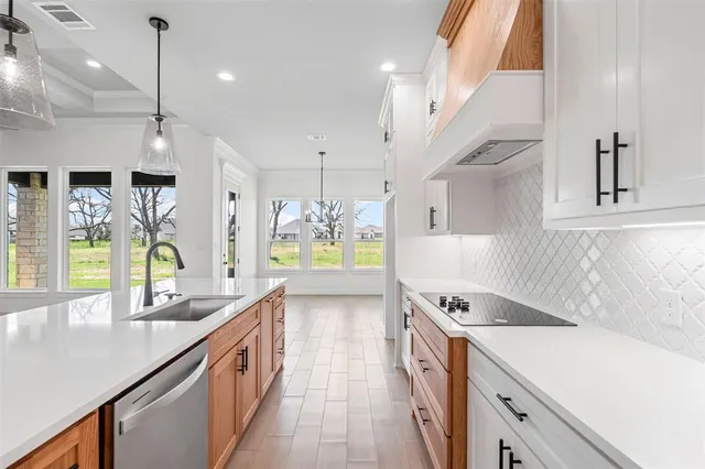 $579,888 | 2172 Middlewood Circle, Granbury, TX 76049