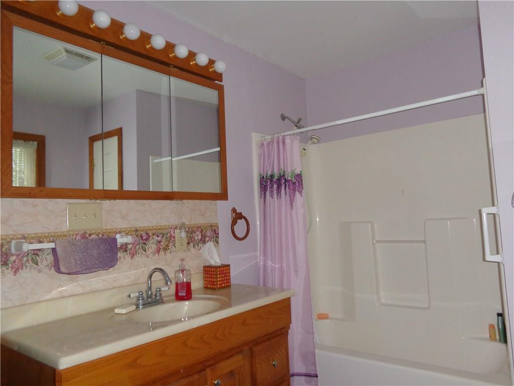 1047 Springfield Road Mercer, PA 16127 - Photo 8 of 25 en suite master bath