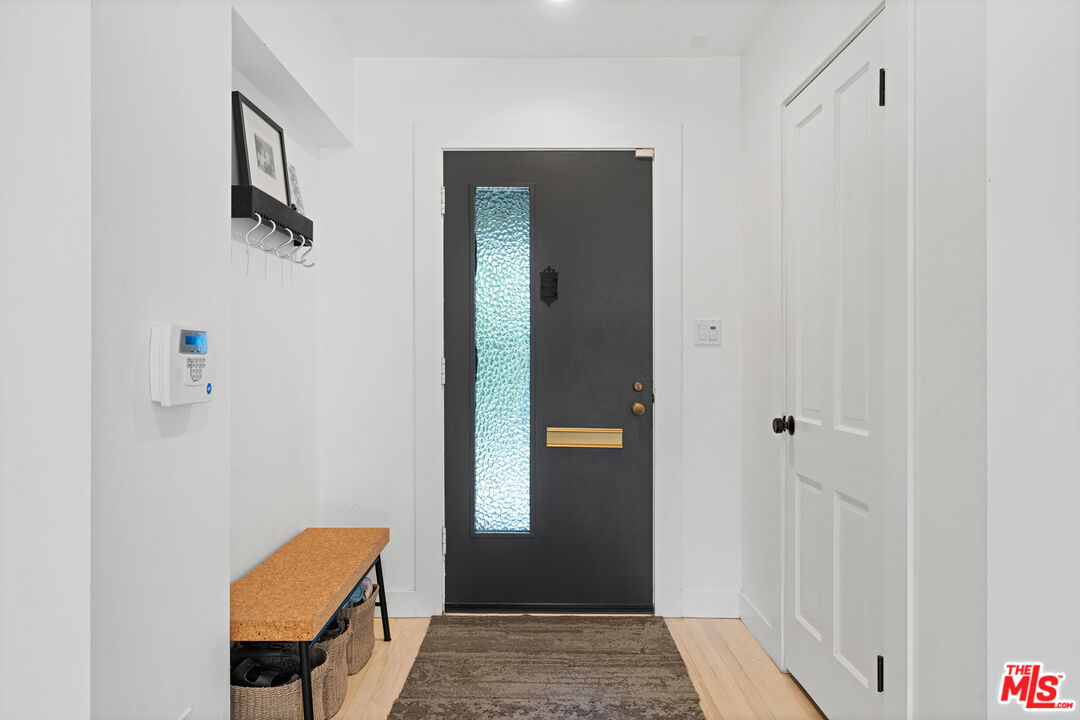 3301 McLaughlin Avenue Los Angeles, CA 90066 - Photo 39 of 46 a view of hallway with mirror and door