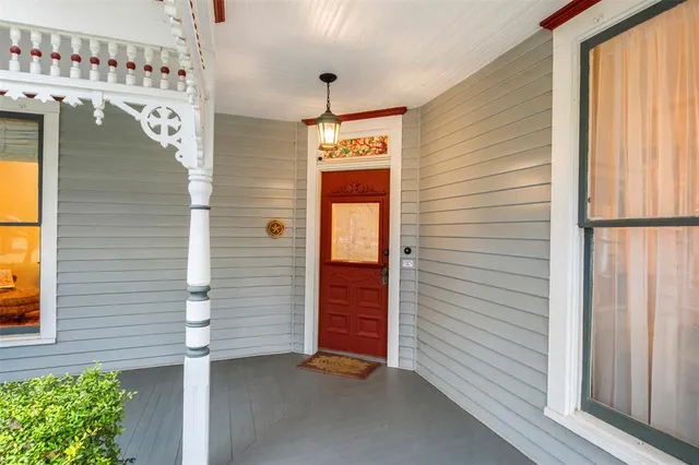 a view of a livingroom with furniture and entryway