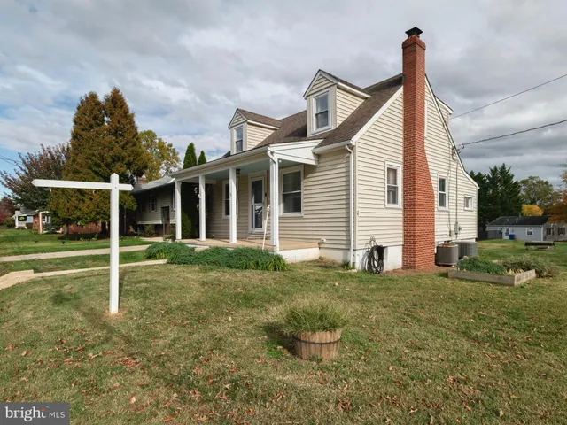 a view of a house with backyard and porch