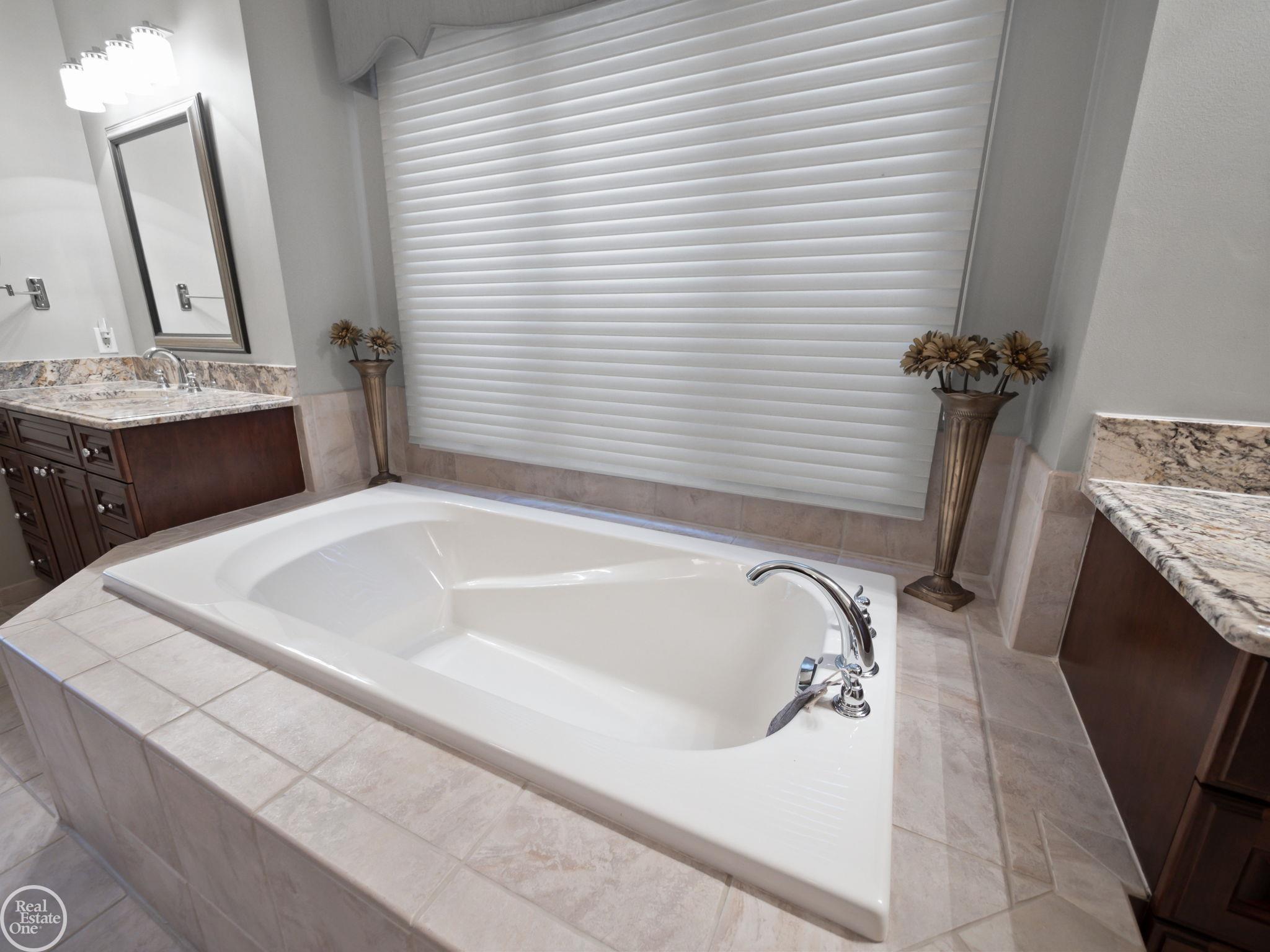 2599 Summerlin Court Rochester, MI 48306 - Photo 34 of 51 50120799-33.JPG