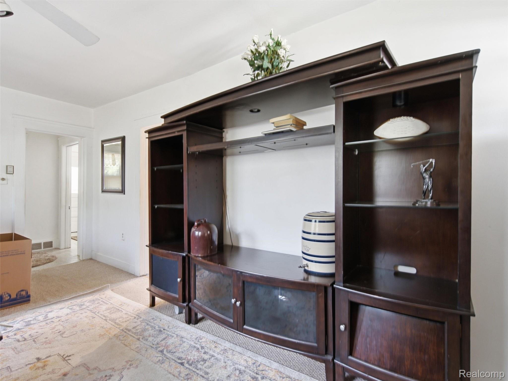 305 Renshaw Avenue Clawson, MI 48017 - Photo 16 of 37 11-DSC04755.jpg