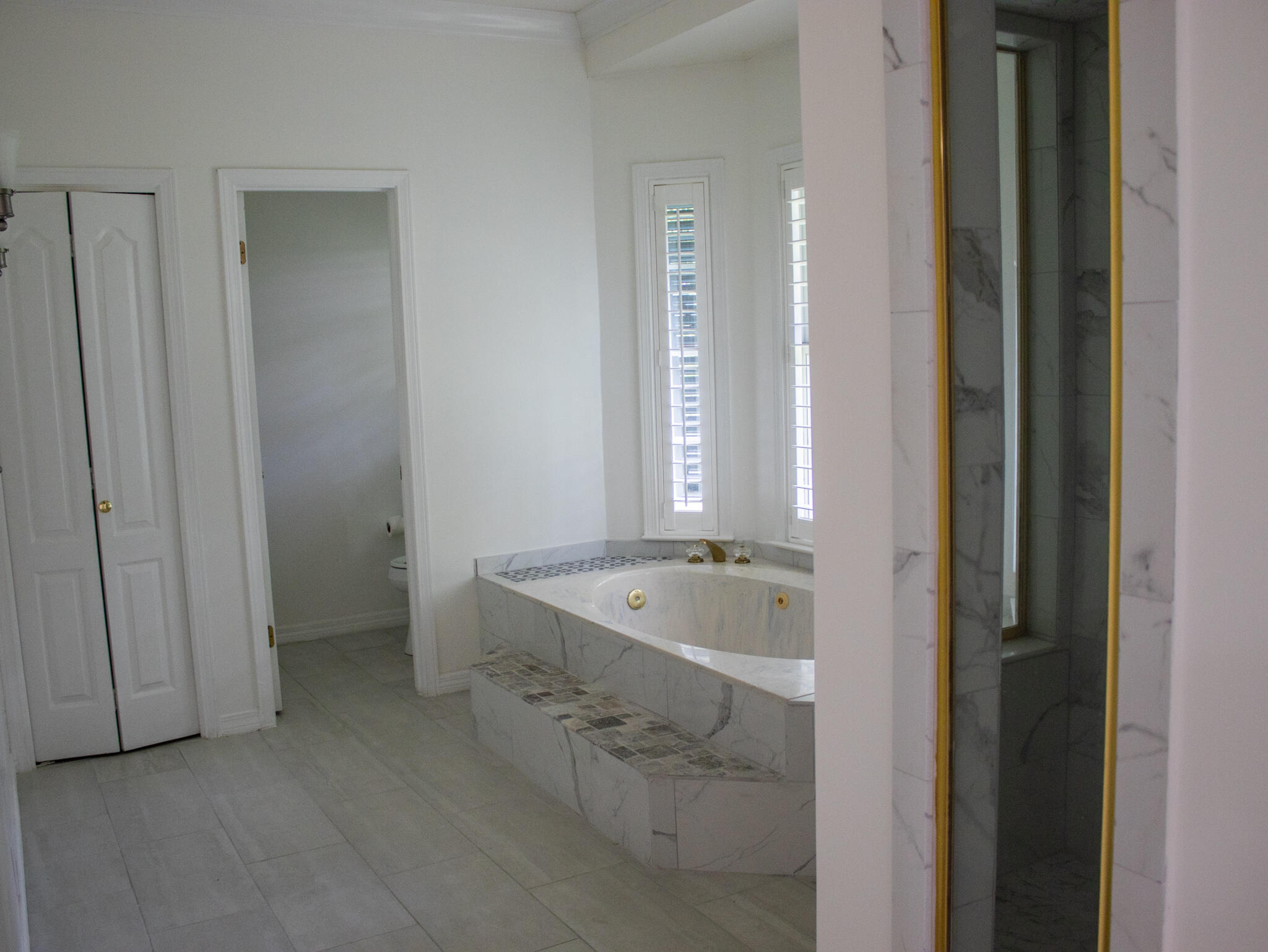 118 Baywind Drive Niceville, FL 32578 - Photo 13 of 27 a spacious bathroom with a tub sink and mirror