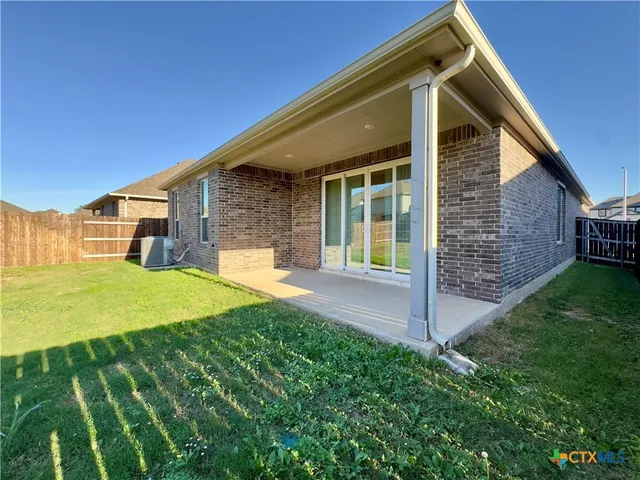 a view of a house with backyard and porch