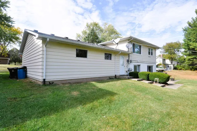 a view of a house with a yard