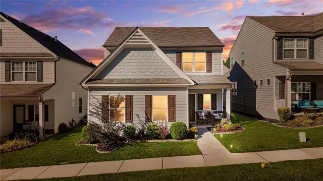 a view of a house with a yard