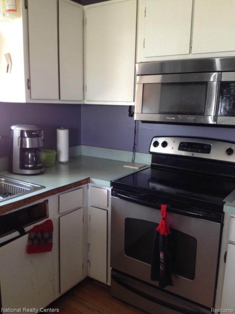 897 Chase Lake Road Howell, MI 48855 - Photo 13 of 19 Micro Wave Oven Stays.jpg