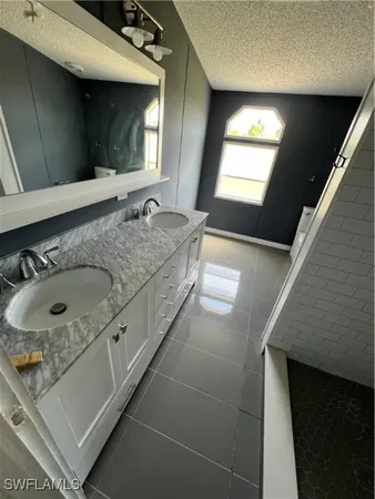 a view of entryway and kitchen