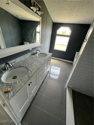 a view of entryway and kitchen