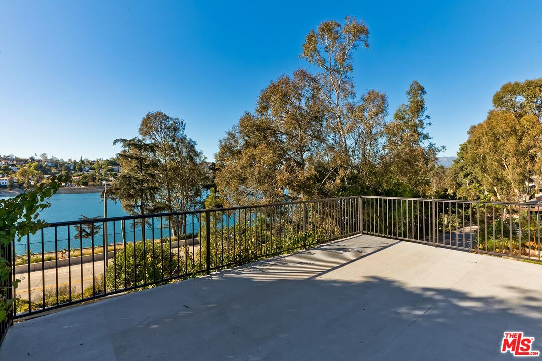 2106 Rockford Road Los Angeles, CA 90039 - Photo 15 of 66 a view of balcony with wooden fence