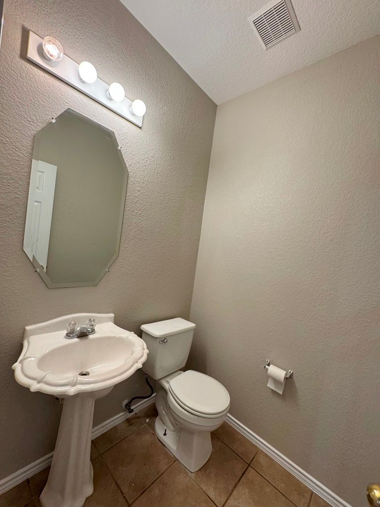 544 Hogan Kyle, TX 78640 - Photo 19 of 40 a bathroom with a toilet a sink and mirror