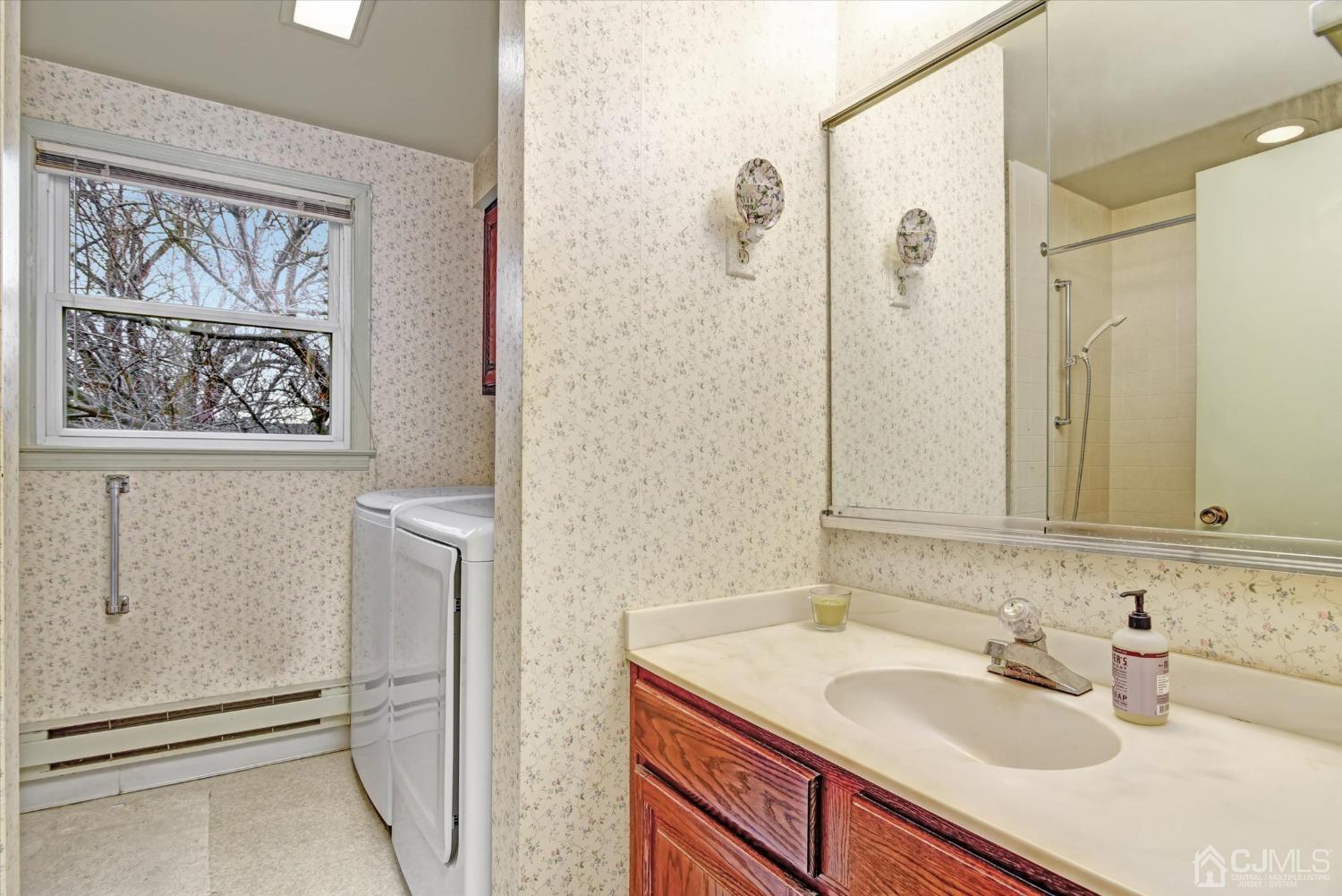 569 Old Nassau Road, Unit O Iselin, NJ 08830 - Photo 11 of 38 a bathroom with a sink and a mirror