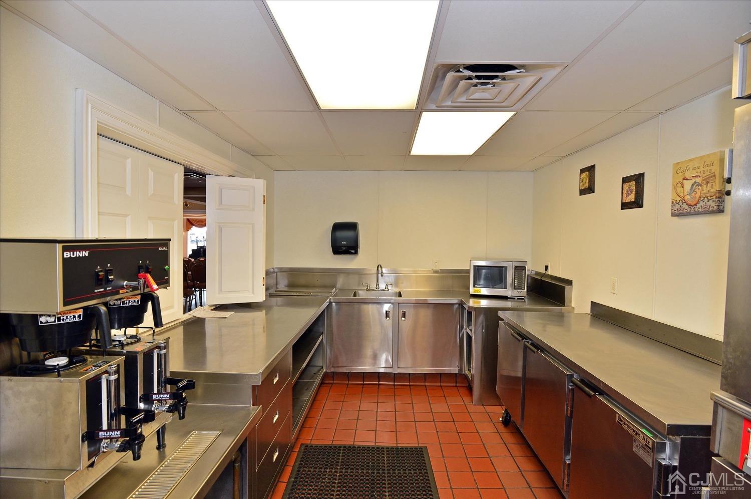 569 Old Nassau Road, Unit O Iselin, NJ 08830 - Photo 23 of 38 a kitchen with lots of counter top space