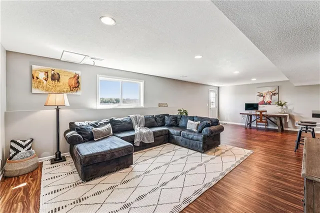 $975,000 | 29215 State Route West, Freeman, MO 64746