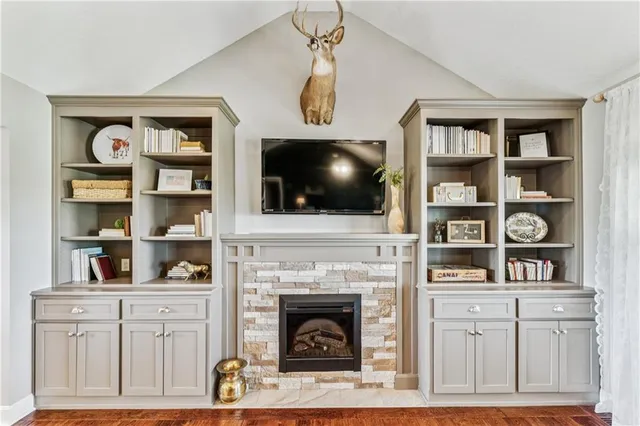 $975,000 | 29215 State Route West, Freeman, MO 64746