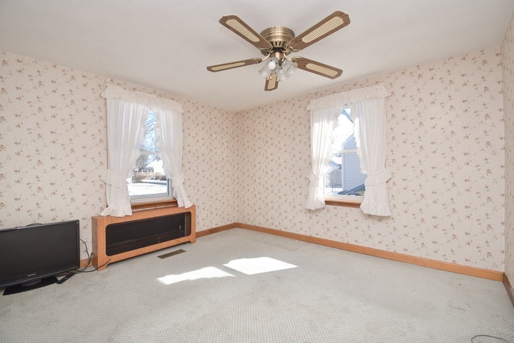 44 Holy Cross Street Springfield, MA 01104 - Photo 12 of 34